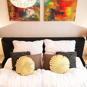 Comfort And Style In Center With Ensuite Bathroom On Schaafenstrasse Privatunterkunft Köln
